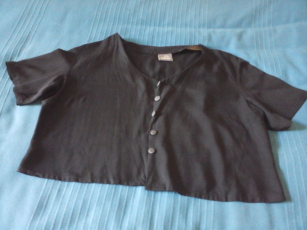 Bol�ro noir � manches courtes. 5 Menton (06)