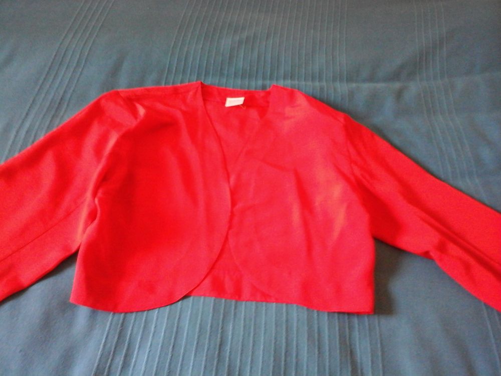 Bol�ro rouge avec manches longues. 5 Menton (06)