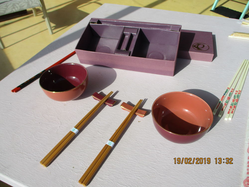 Bols et Baguettes Chinoises dans sa Boite Cadeau. 15 Le Vernois (39)