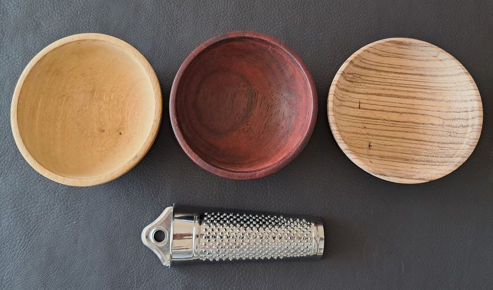 lot de 3 bols en bois d'essence diff�rente + r�pe � muscade 10 Carnon Plage (34)