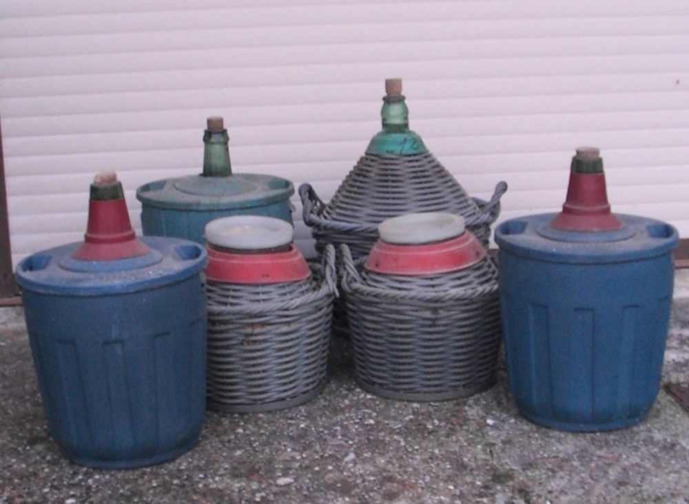 Lot de 6 bonbonnes en verre habillage plastique ou osier 20 P�gomas (06)