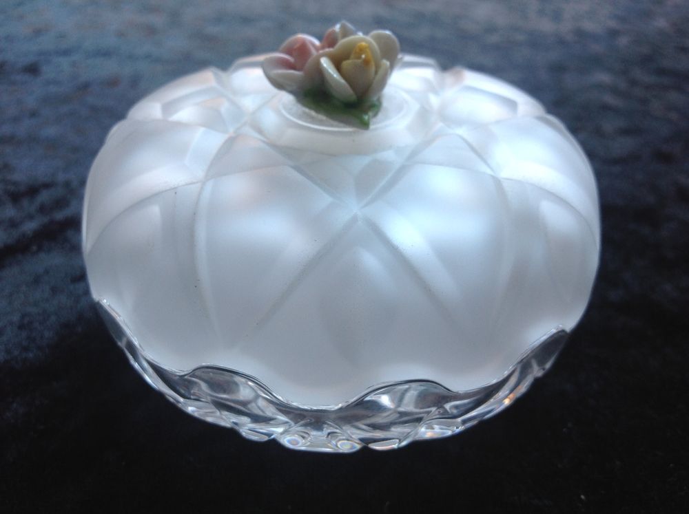 BONBONNI�RE ANCIENNE EN CRISTAL TRANSPARENTE ET SATIN�E Envo 38 Tr�gunc (29)