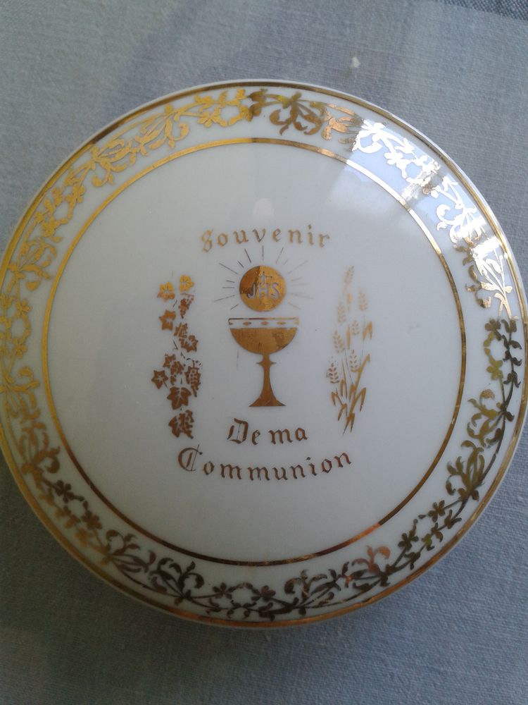 Bonbonni�re ancienne en  porcelaine blanche de communion 13 Dijon (21)