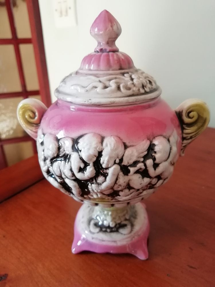 Bonbonni�re sur 4 pieds d�cors anges en relief 19 L�signy (77)