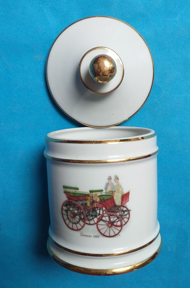Bonbonni�re en porcelaine ou pot couvert, HERVE Limoges � d�cor de voitures anciennes 12 Montauban (82)