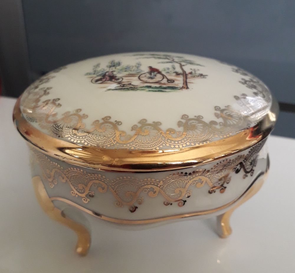 Bonbonni�re tripode en porcelaine de Limoges ( J-S ) 30 Verneuil-sur-Vienne (87)