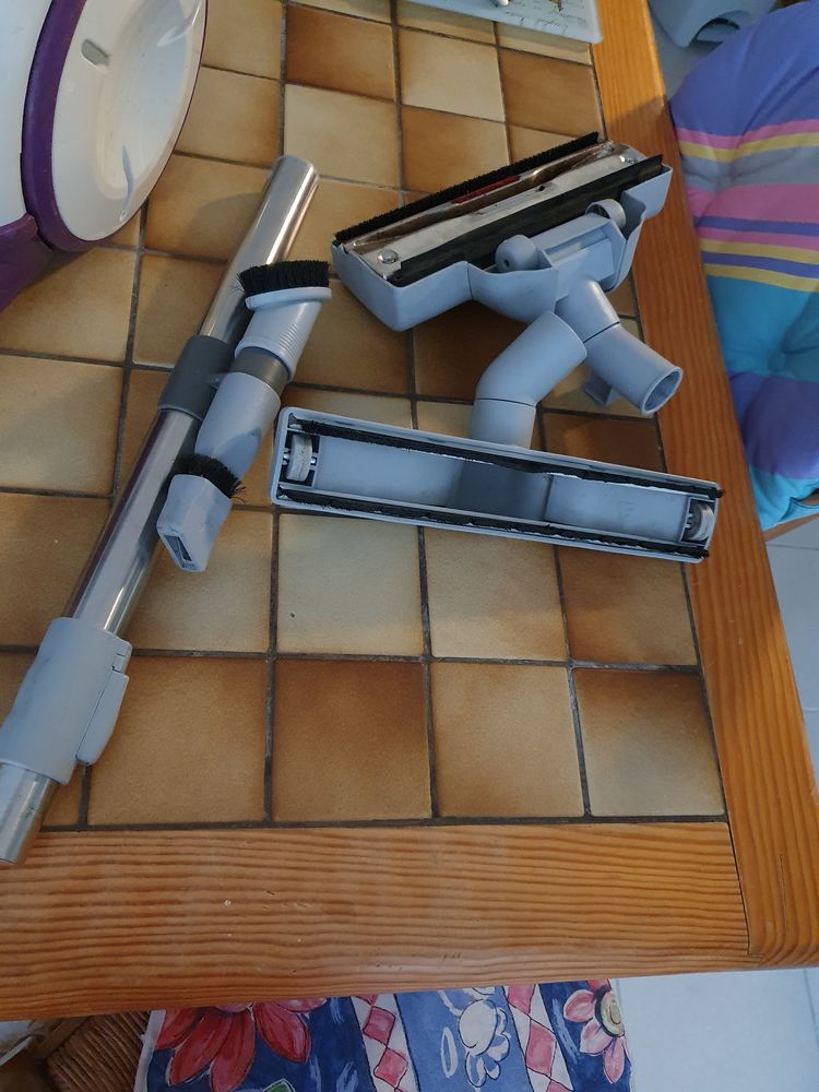 Bonjour
Aspirateur sans sac 2000 watts maximum.
30 Sampzon (07)