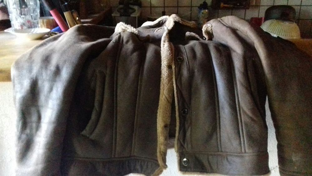 Bonjour mon blouson femme taille 40 porte pas beaucoup de temps �tat correct je prends pas de compte PayPal etc pas d envoie non plus � venir chercher sur place Merci prend que de esp�ce Merci 30 Paudy (36)