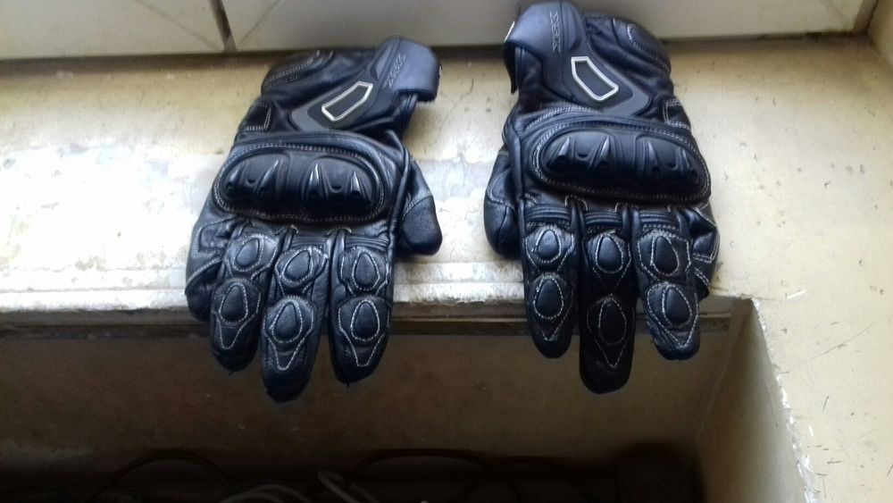Bonjour gants moto taille M je fais pas envoi ni de compte PayPal etc je prends que de esp�ce as venir chercher � mon domicile Merci 20 Paudy (36)