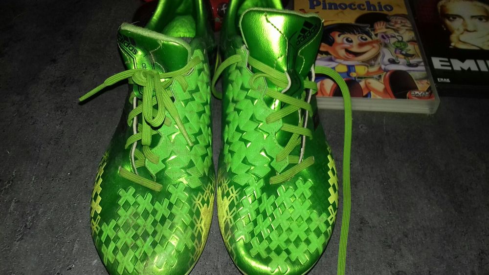 Bonjour lots de 2 paires de chaussures de foots pointure 43 est 42 bonne �tat je prends que de esp�ce as venir chercher � mon domicile je fais pas envoi ni de compte PayPal etc Merci 60 Paudy (36)