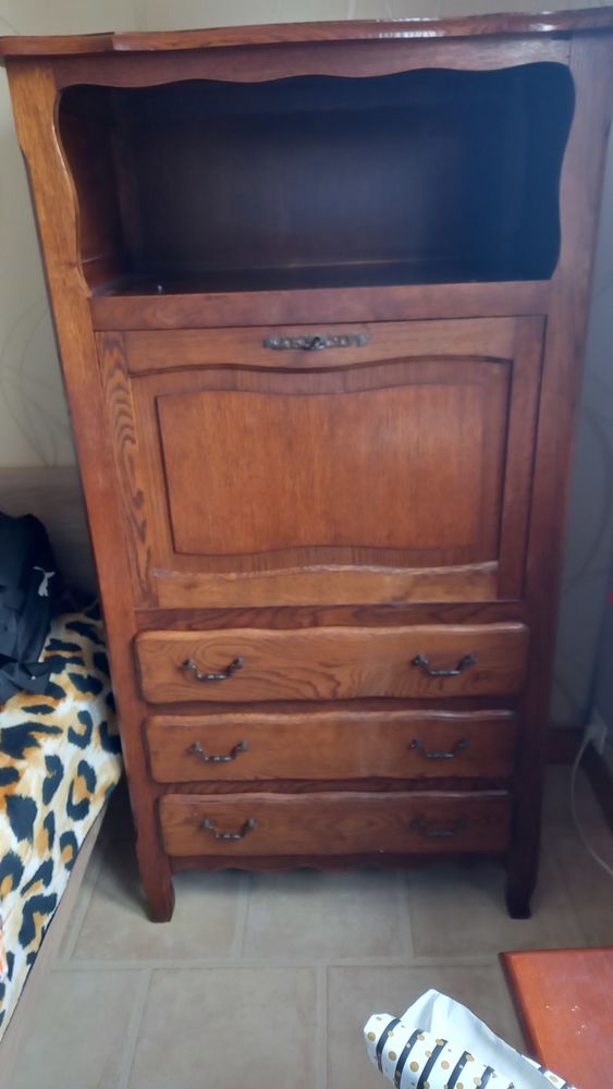 Bonjour, 
Je une secr�taire ancienne en ch�ne neuf 150 Hauville (27)