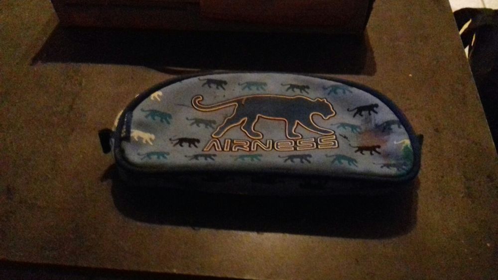 Bonjour trousse airnesse �tat correct il y a juste une petite tache mes rien m�chant je fais pas envoi ni de compte PayPal etc je prends que de esp�ce si sa int�resse n h�sit� pas � me contacter Merci 8 Paudy (36)