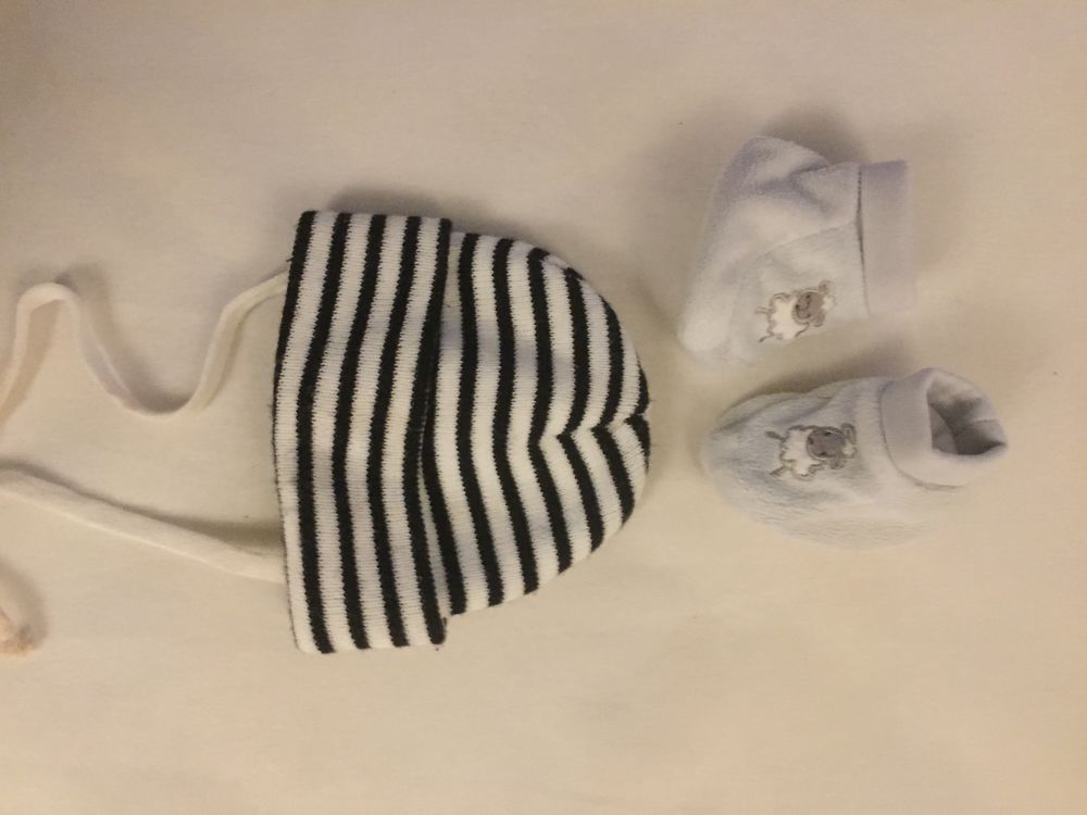 1 bonnet et des chaussons 1 mois 3� 3 Mougins (06)