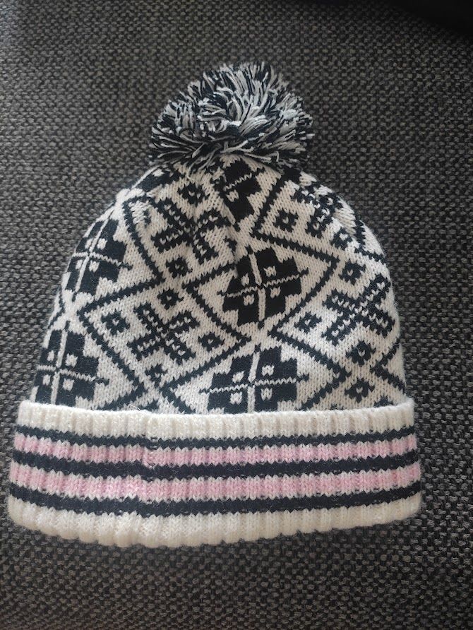 F (54) - Bonnet noir et blanc   Active Touch   2 Paris 13 (75)