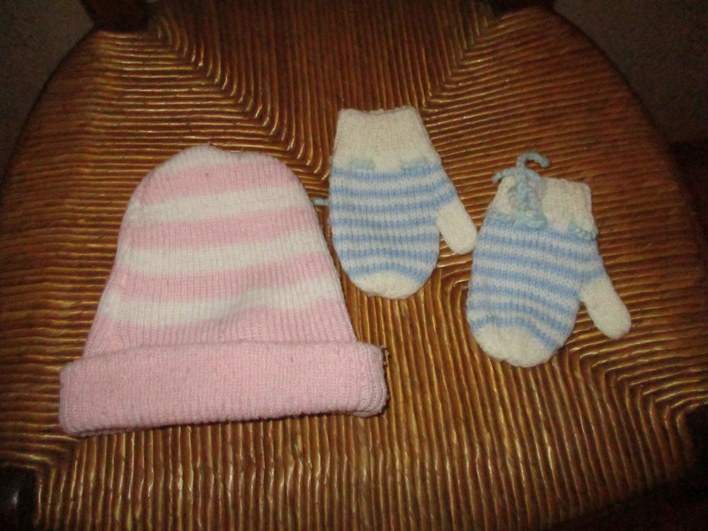 un bonnet rose et blanc et une paire de moufles blanc/ bleu 0 M�rignies (59)