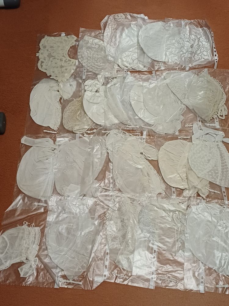 Bonnets et v�tements en dentelle et broderie 15 Saint-Doulchard (18)