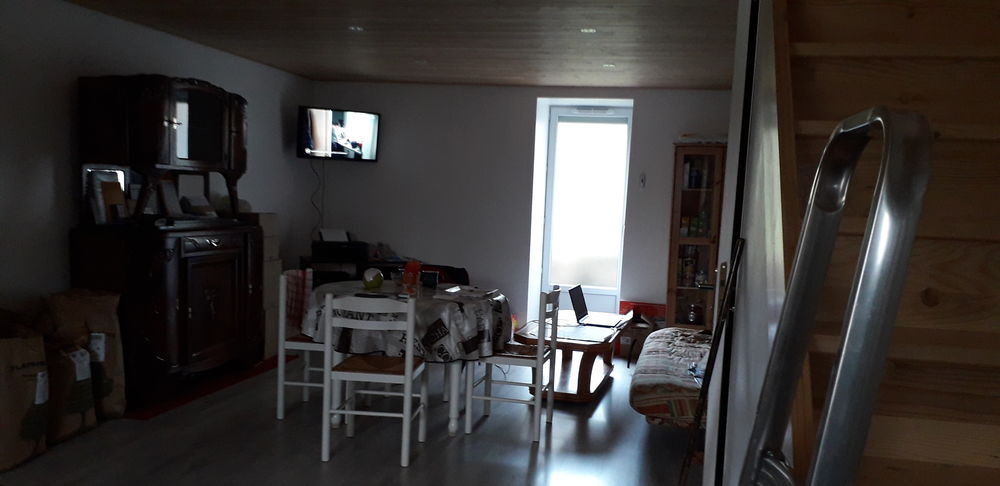 bonsoir je  table ronde bon etat avec 4 chaises 100 Mirebel (39)