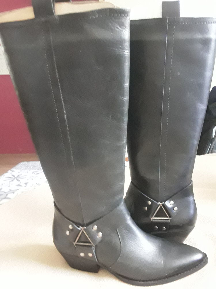 Botte noir Neuf avec �tiquettes taille 36
0 La Courneuve (93)