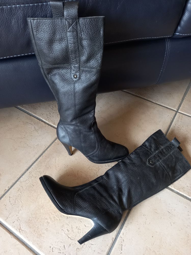 Bottes en cuir � talons hauts, noires.  Pointure 36. 49 La G�n�touze (85)