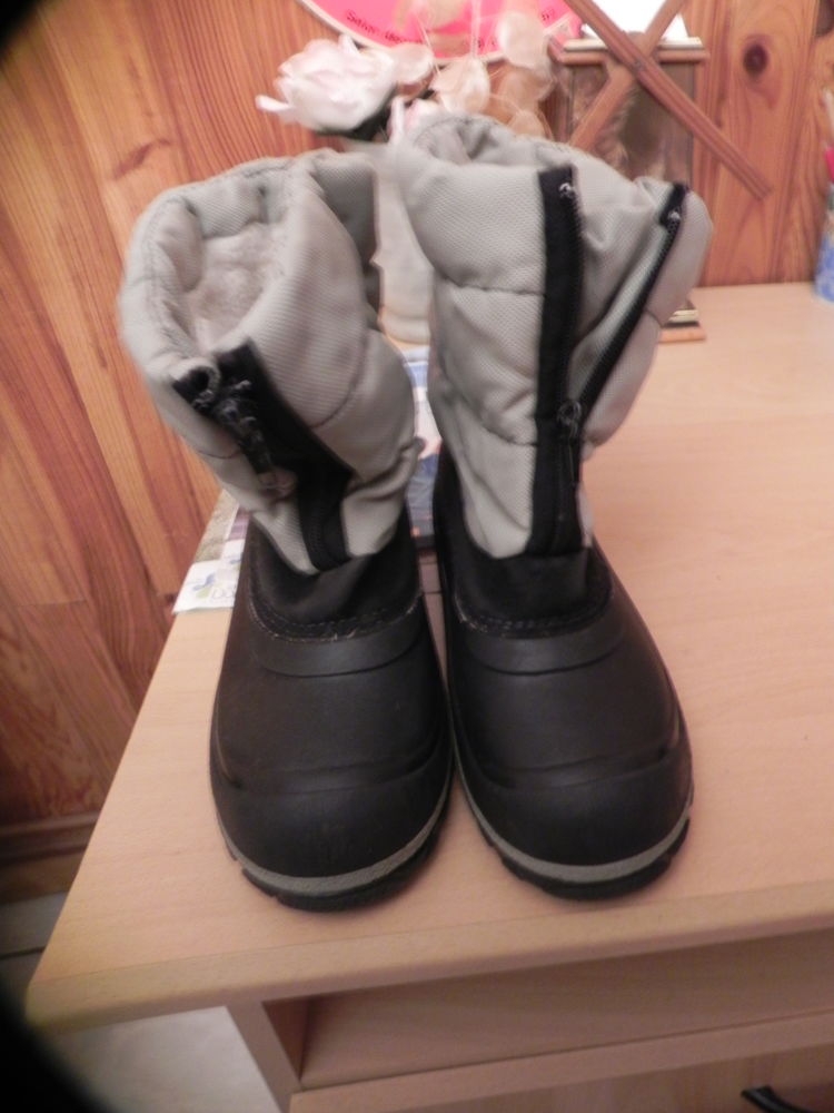 Bottes enfants fourr�es avec fermeture zipp�e et crampons, 12 Villars-les-Dombes (01)