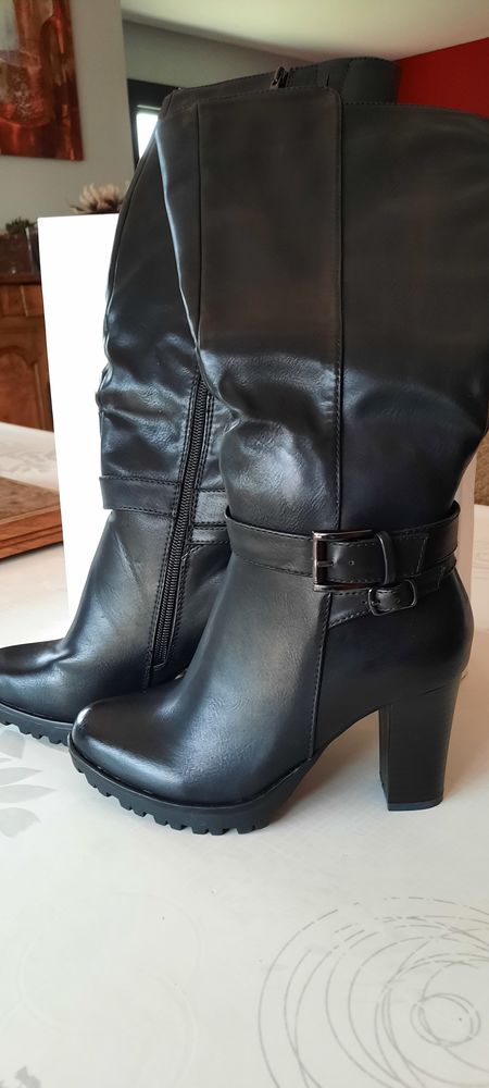 Bottes femme noires 25 Jassans-Riottier (01)