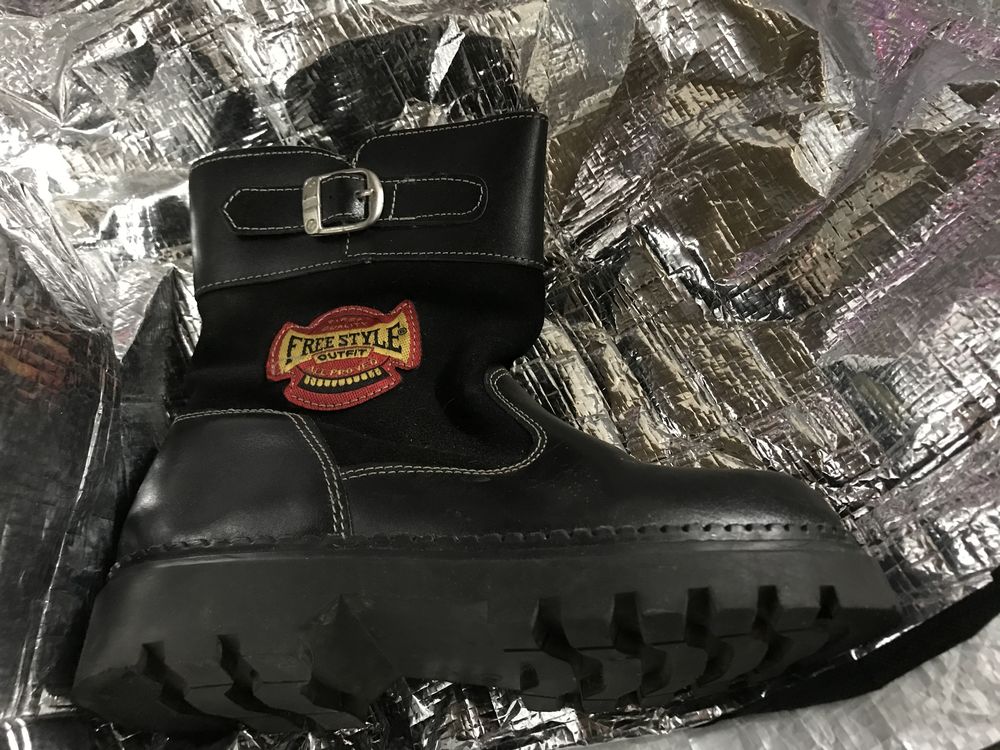 BOTTES FOURREES NOIRE GARCON  P. 34 13 Saint-Genis-Laval (69)