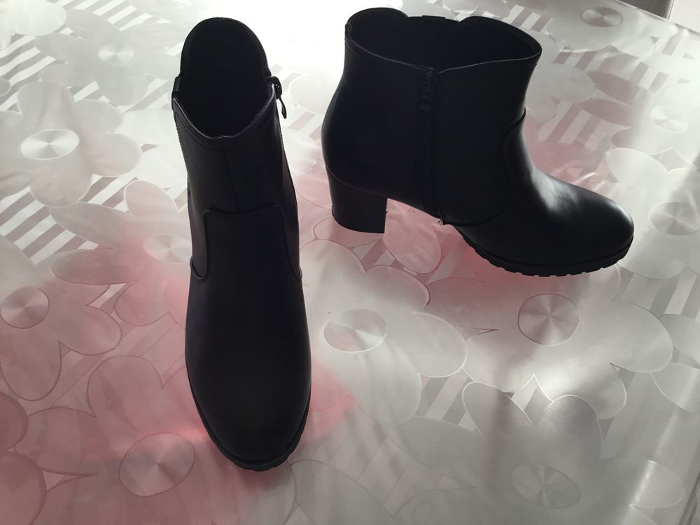BOTTES NOIRES EN CUIR 25 Draguignan (83)