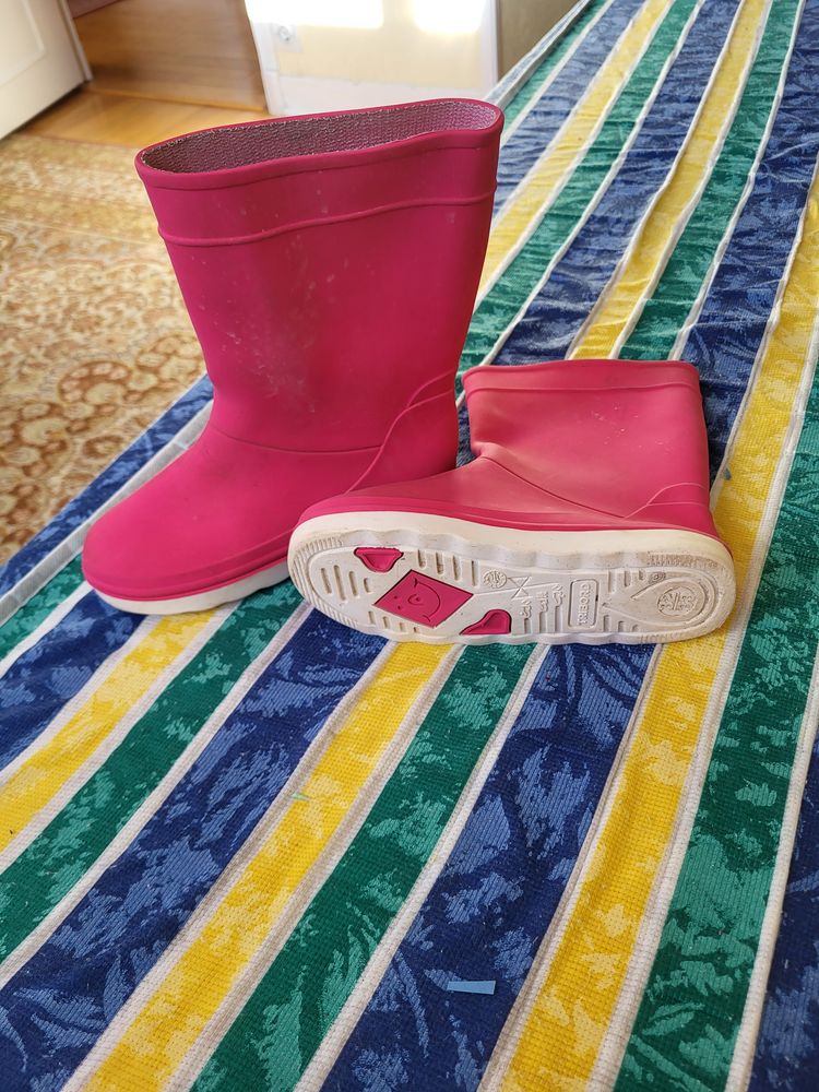 BOTTES PLUIE FILLE - TAILLE 32/33 
Marque Tribord 5 Croissy-sur-Seine (78)