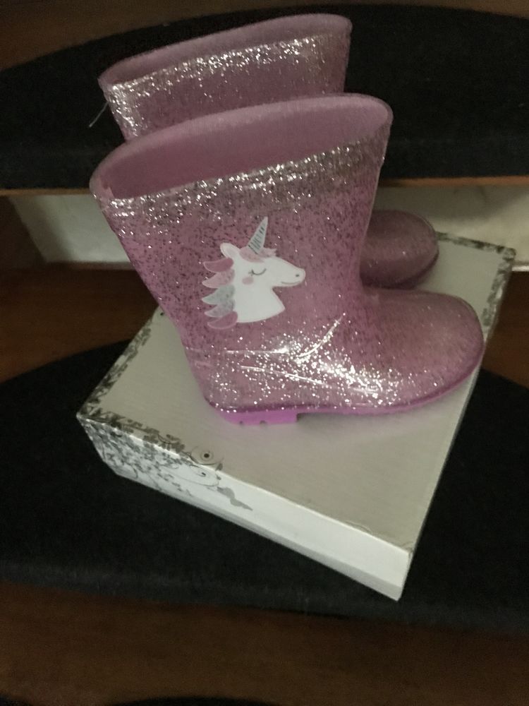  Bottes roses licorne  et chaussure de ville grise 
20 L�guevin (31)