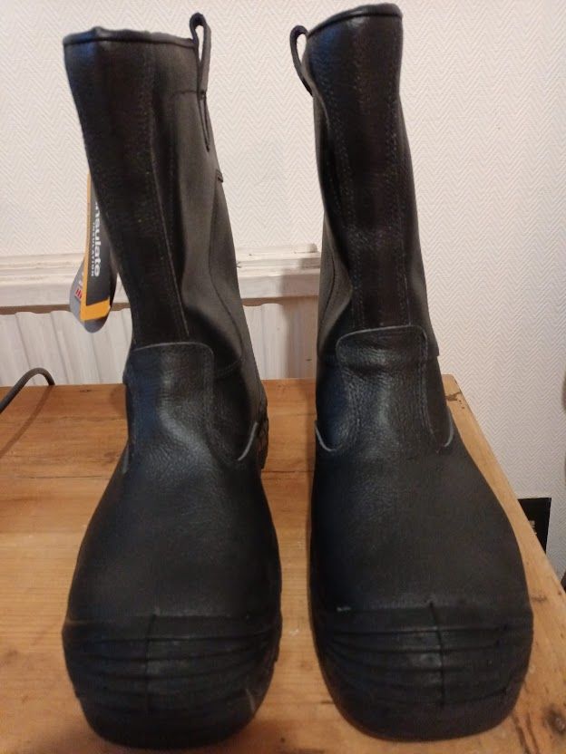 Bottes de s�curit� T 43 noires jamais port�es 25 Jouy-le-Moutier (95)