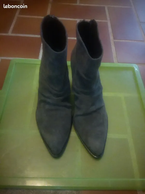 Bottine en daim
8 Roquebrune-sur-Argens (83)