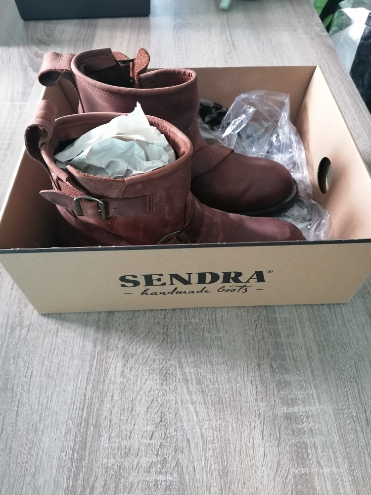 Bottines coqu�es, neuves, cuir, pointure 42. 
60 Castries (34)