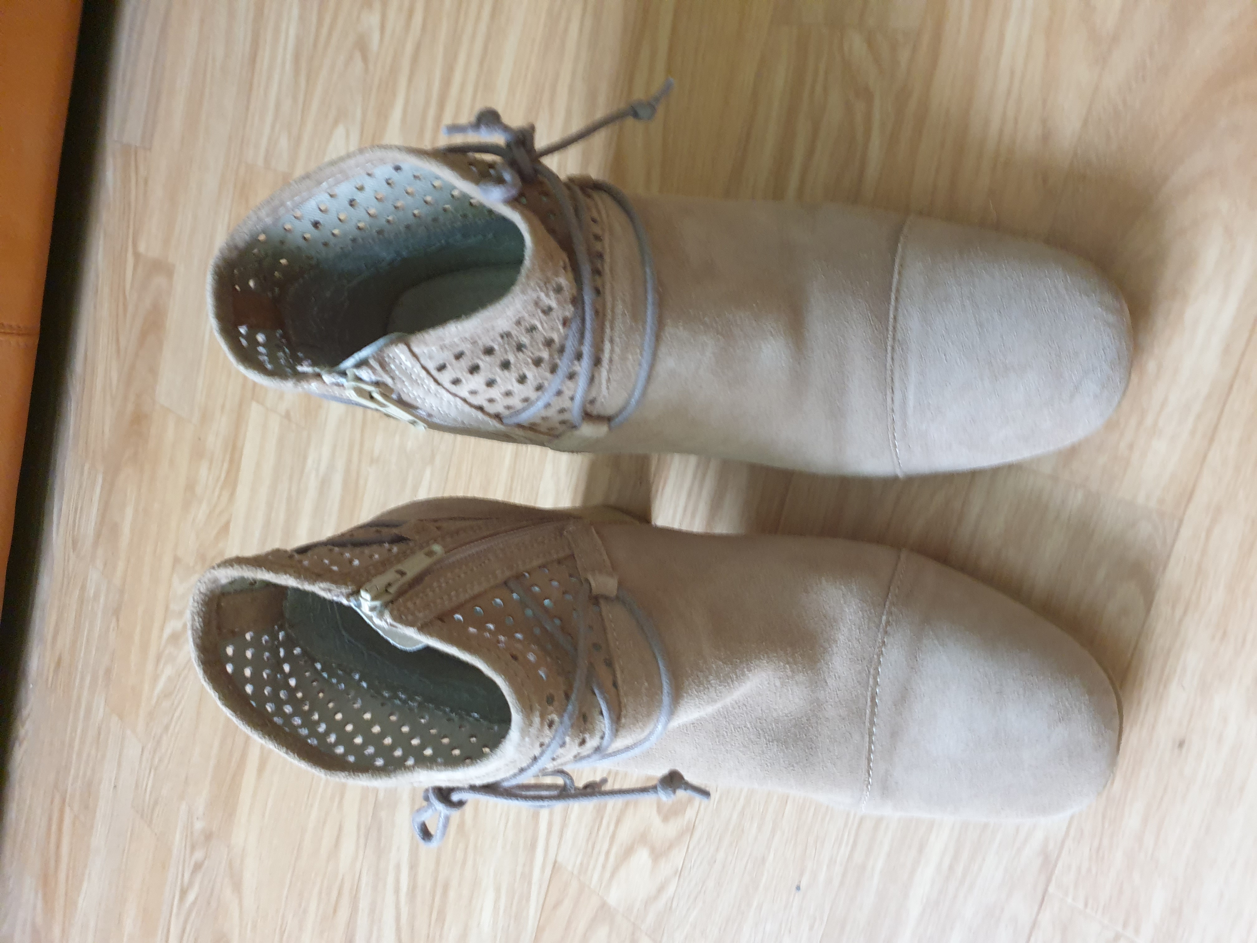 Bottines en daim beige pointure 41. 20 N�ux-les-Mines (62)