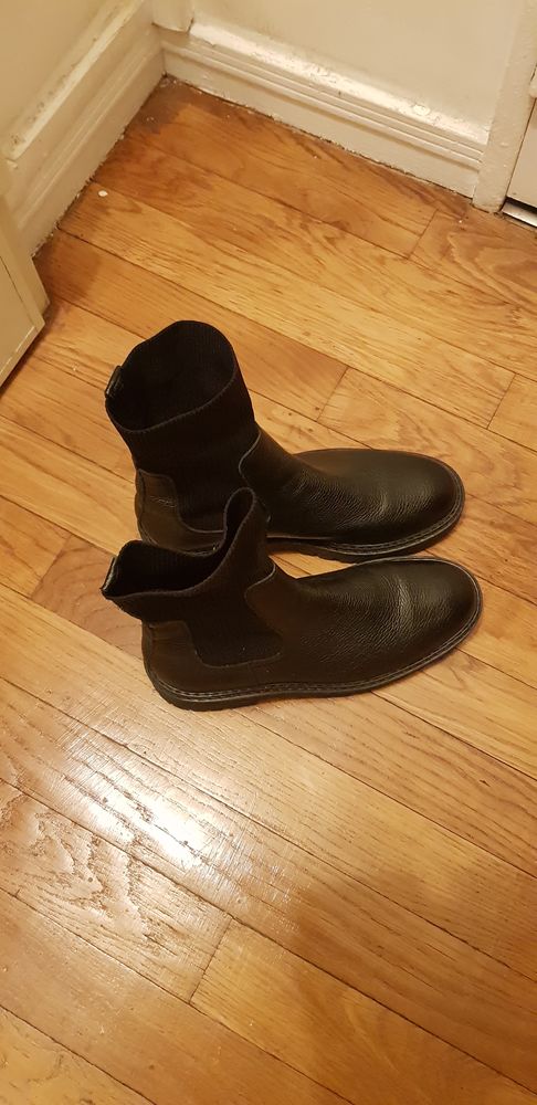 Bottines femme en cuir noir taille 41 .
Neuves 40 Paris 11 (75)