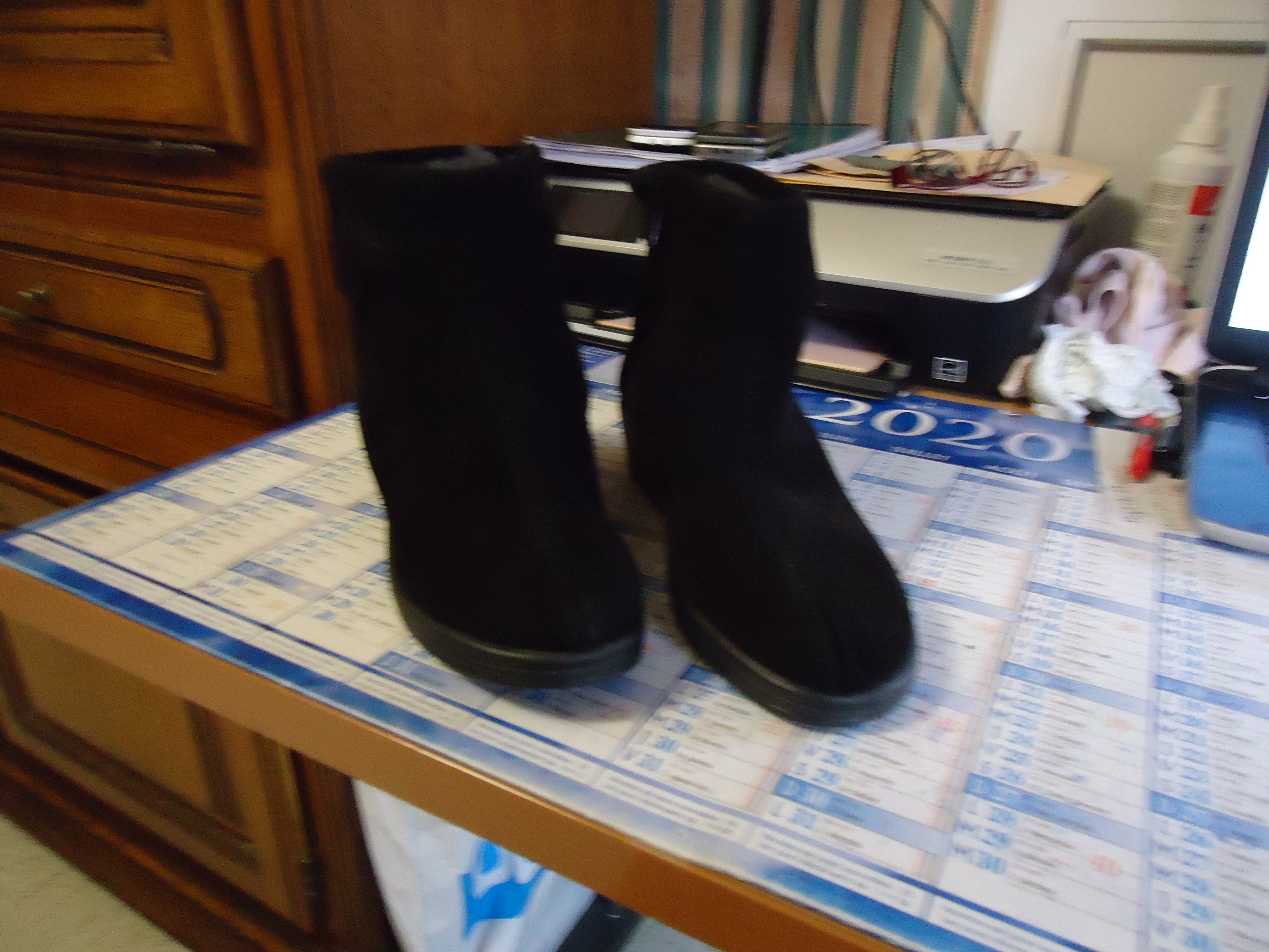 BOTTINES NOIR NEUF TAILLE 39
13 Chartres (28)