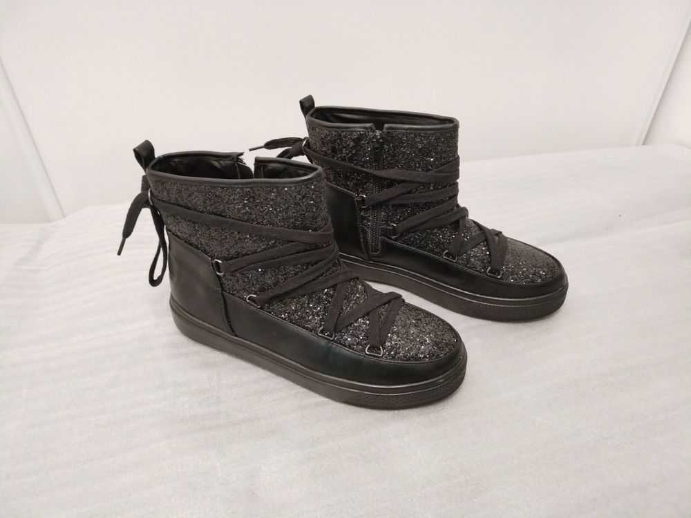 Bottines noires T39 avec Strass lacets et fermeture �clair sur le c�t�. 11 Paris 15 (75)