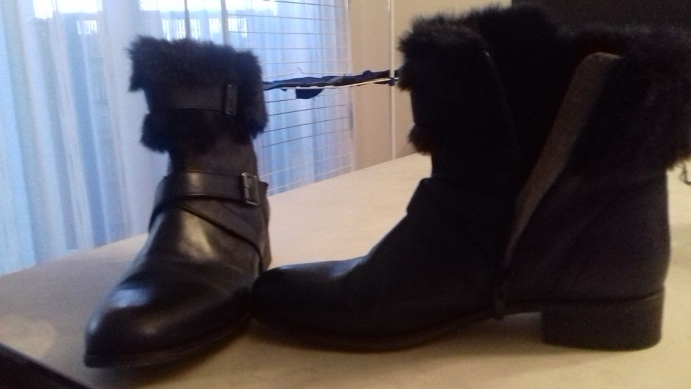 BOTTINES NOIRES EN CUIR AVEC FOURRURE Pointure 41/42 30 Villeurbanne (69)
