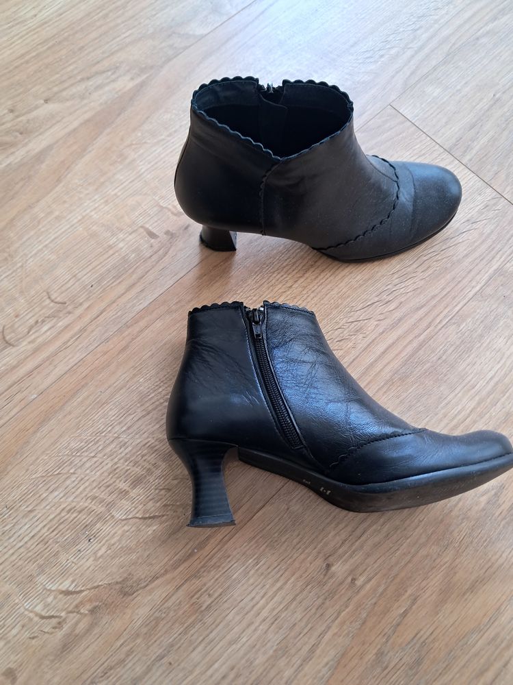 BOTTINES NOIRES CUIR POINTURE 39 BON ETAT 30 Clichy (92)