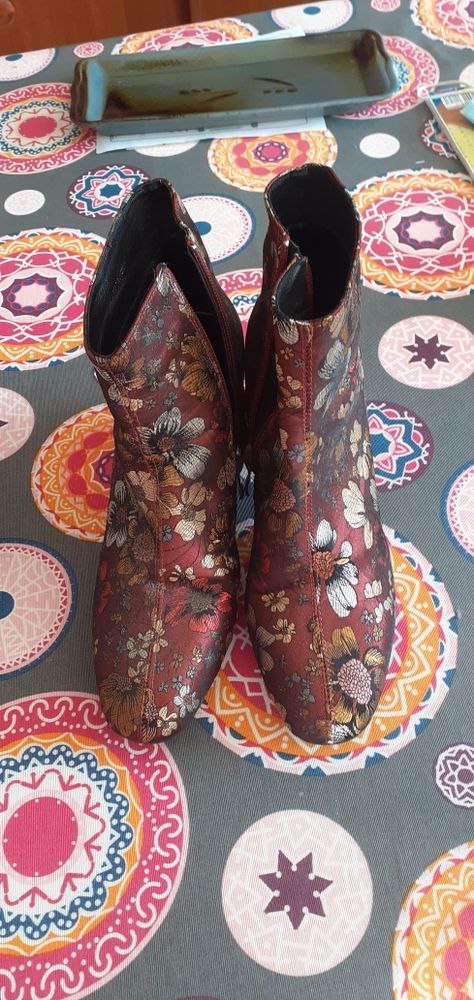 Bottines  � talons  fleuries sur fond bordeaux  metallis� 40 Vignes (64)