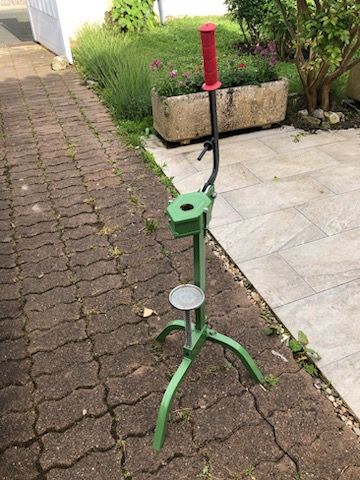 Bouche-bouteilles - bouchonneuse sur pied 40 Saint-Genis-de-Saintonge (17)