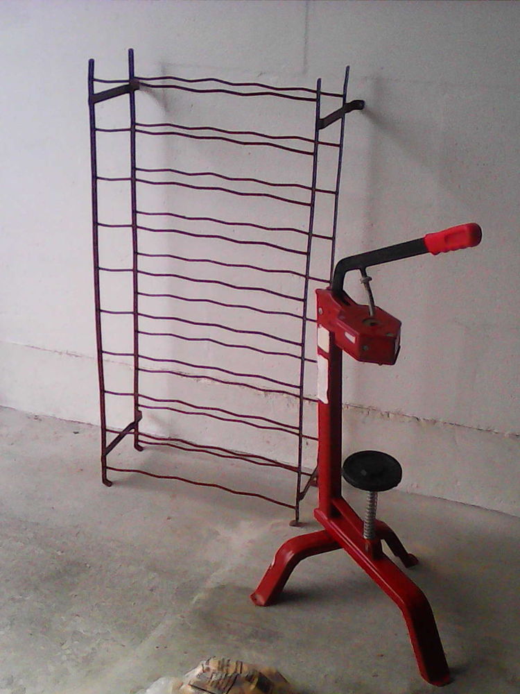 Boucheuse a bouteilles et Casier � bouteilles en fer 30 Saint-R�my-en-Rollat (03)