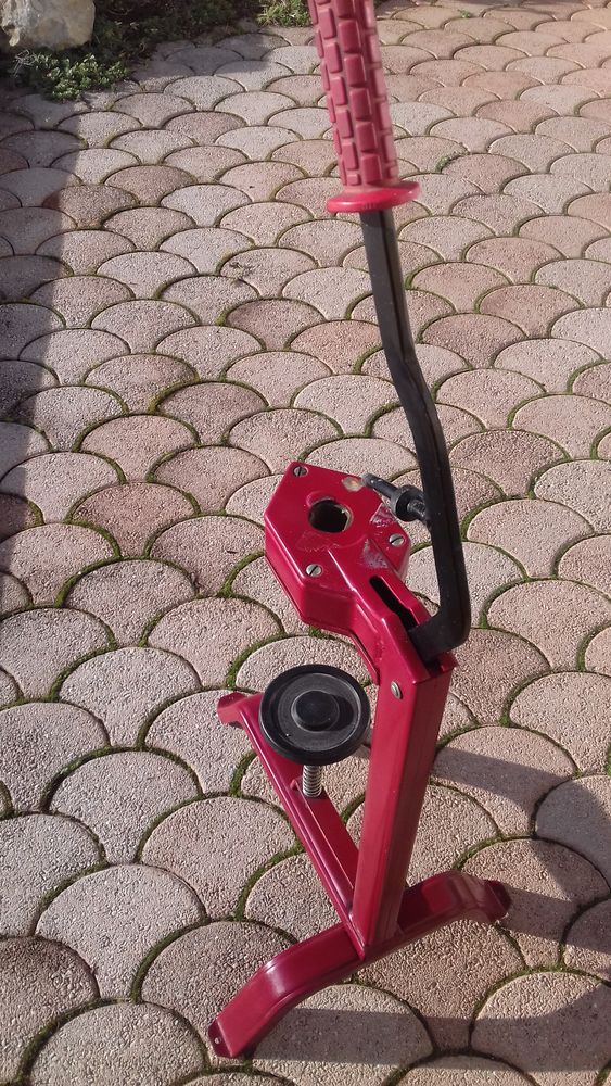 Bouchonneuse sur pieds � bouteilles verre 15 Annecy-le-Vieux (74)