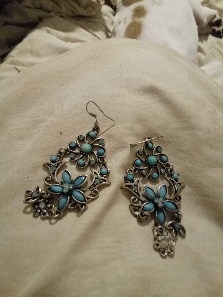 boucle d'oreille fantaisie pendante fleur bleu 1 Blessy (62)