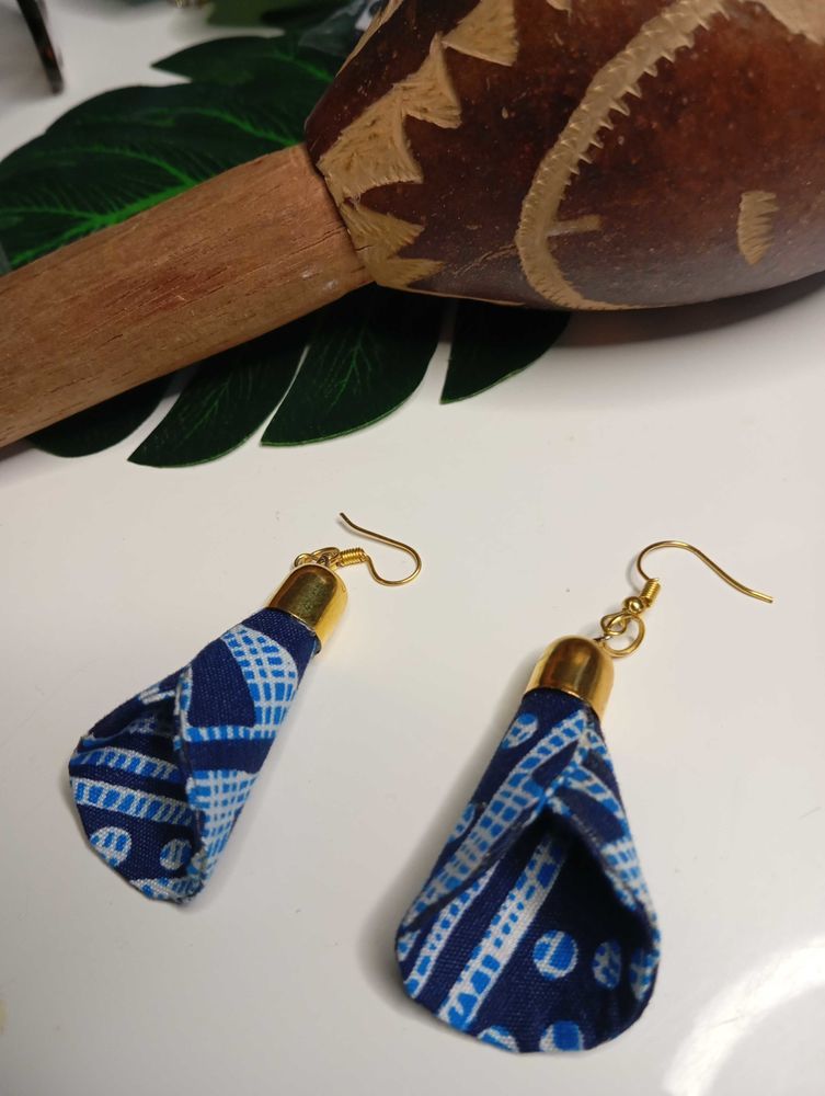 Boucle d'oreille forme c�ne, customis�e en tissu pagne, tissu Ndop Ouest Cameroun. 15 Lyon 3 (69)