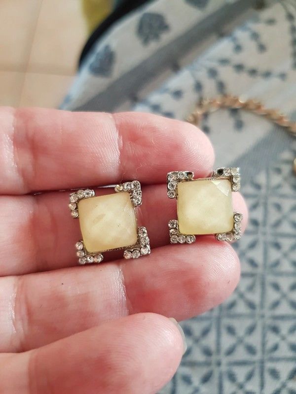 Boucle d oreille metal argent� pierre jaune p�le ( il manque 2 Viriat (01)