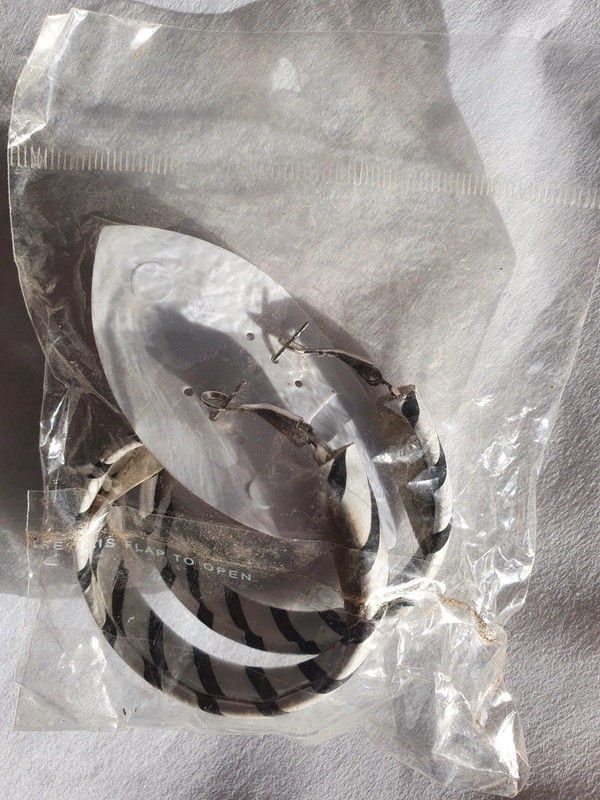 boucles d'oreille anneaux - noir et blanc
1 Aubvillers (80)