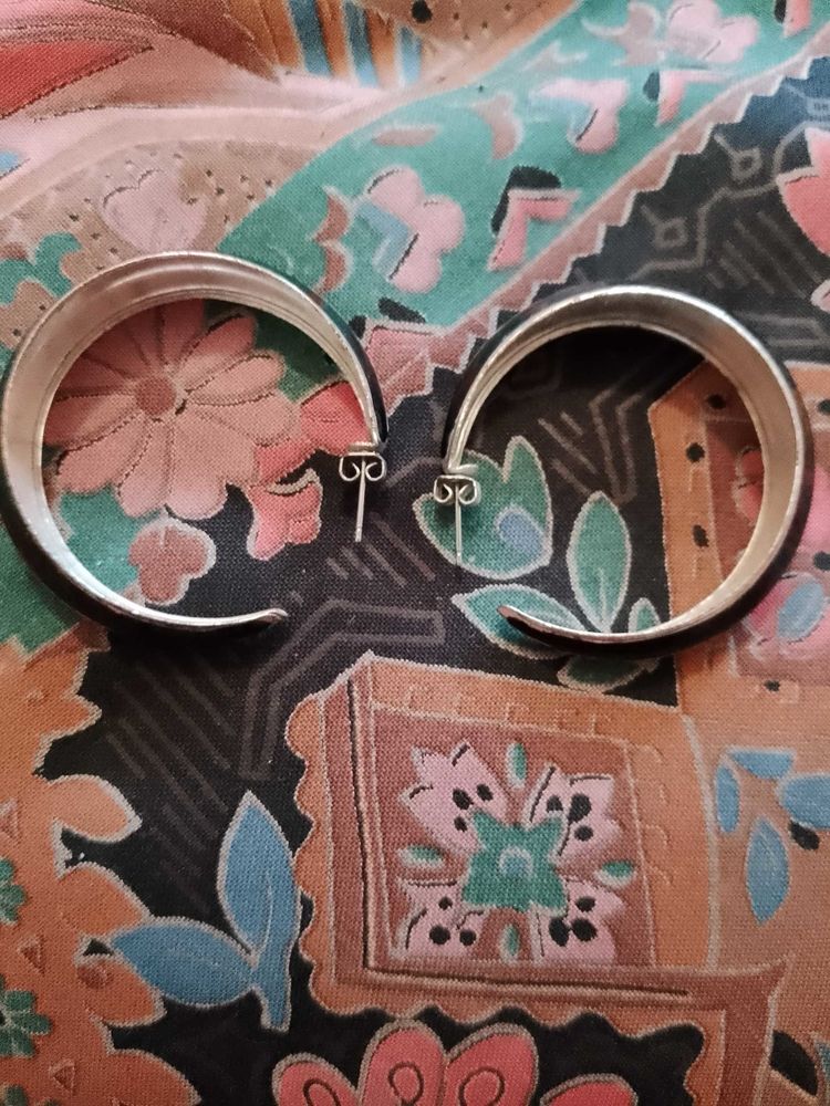 boucles d'oreilles anneaux noirs sur m�tal argent�. 8 Carqueiranne (83)