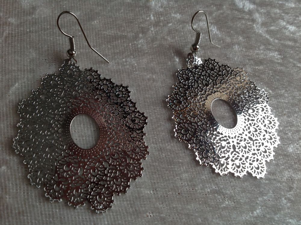 BOUCLES OREILLES ARGENT� OVALE DESSIN� Envoi Possible
2 Tr�gunc (29)