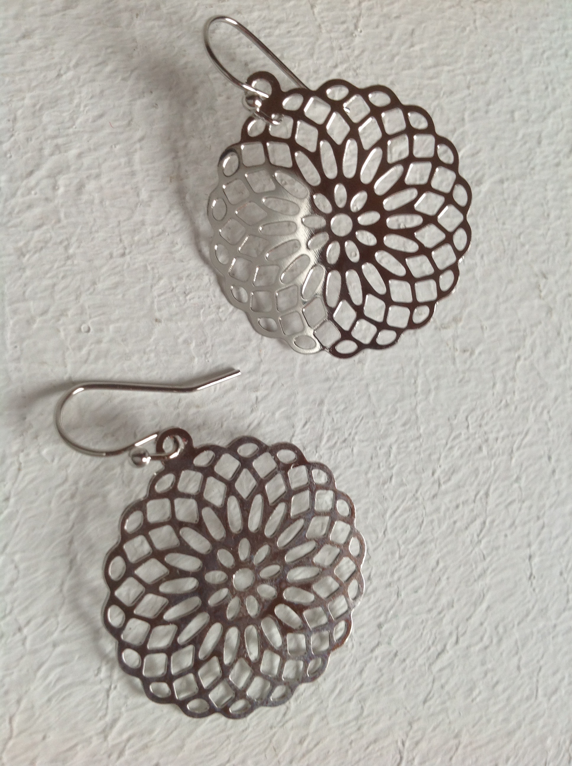 BOUCLES D'OREILLES ARGENT� RONDE MOTIF ROSACE 2,8 cm Envoi P 2 Tr�gunc (29)