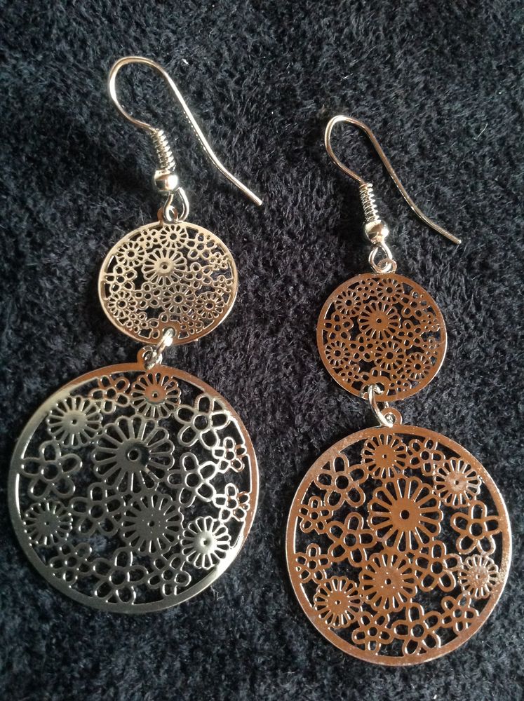 BOUCLES OREILLES ARGENT�E DOUBL�E FLEUR Envoi Possible
2 Tr�gunc (29)